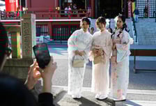 고래 싸움에 한국이 대박?…중국인도 일본인도 몰려온다