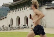 광화문서 찍힌 '상탈 러닝남', 경복궁 요가녀 이어 또…"외국인 예의 좀"