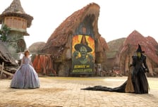 '위키드 포 굿', 커진 규모와 세계관에도 피할 수 없는 속편의 한계