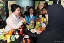 "딸기는 한국이 세계 최고"…김혜경 여사, UAE서 'K-푸드' 전도
