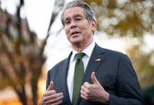 트럼프, 베선트에 "금리 인하 작업 못하면 해임" 농담조 경고