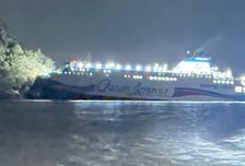 "뱃머리가 섬 올라탔다" 267명 태우고 좌초…여객선 9시간 만에 목포 입항