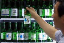 "도수 낮다" 소주 수입 막았던 이 나라…'순한 맛' 한국 제안 수용