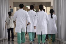 '10년 의무복무·위반 시 면허취소' 공공의대법…"지역의사제와 뭐가 다른가" 비판도