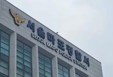 초교 앞 '분식집 사장님'에 경악…초등생 여아 신체 사진 수백장