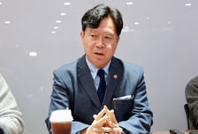 노동장관 "노란봉투법, '노사 자치'가 중요…새벽배송 꼭 필요한지 공론화"