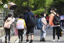 도우미 비용 아끼려 "30분만 애 좀"…남의 시모에 육아 맡기는 이웃