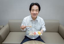 일본산 수산물 때린 중국 보란 듯…대만 총통, 초밥 먹는 사진 공개