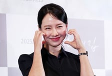 송지효 측, 부친 '빚투 의혹' 현수막 글에 입 열었다…"범죄, 법적 대응"