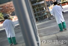 동료 조롱한 의사들 비굴한 최후…면허 취소 위기에 "합의 좀"