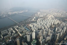 "우린 못 버텨" 거래 절벽 속 '급매'…서울 집값 19주 만에 하락