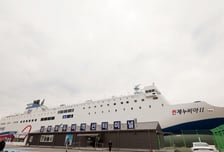 휴대폰 보다 무인도 충돌 13초 전 '아차'…여객선 항해사·조타수 영장