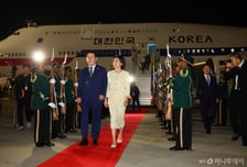 이재명 대통령, '댄싱크루' 환영 받으며 남아공 도착···G20 참석