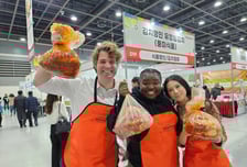 정(情) 나누는 문화유산…김치 든 외국인들 "김장, 성탄절보다 반가워"