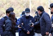 운항 중 딴짓 "휴대폰 1~2번 봤다"…좌초 여객선 항해사, 고개 숙였다