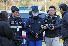 "휴대전화 보느라"…여객선 좌초시킨 일등항해사·조타수 구속