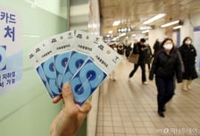 '실물 기후동행카드'도 모바일로...휴대폰 뒷면에 대면 충전된다