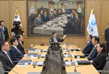 11월도 금리동결 유력…추가 인하는 "내년 상반기 vs 인하 종료"