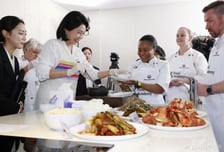 '요리책' 냈던 김혜경 여사, 남아공 셰프들과 실력 발휘…"김치맛, 중독성"