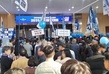 "조국 대표님, 보고 싶었습니다" 혁신당 당원들, 전당대회 오픈런[르포]