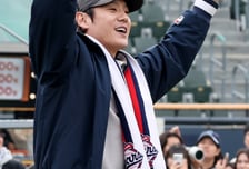 [포토] 곽시양 '곰들과 함께 응원가 작렬'