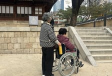 양손이 '부들부들'…휠체어 타고 덕수궁 돌아보니[르포]