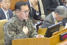 '계엄 언급' 윤석열에 여인형 무릎꿇고 "훈련 해본 적도 없고 불가능" 설명