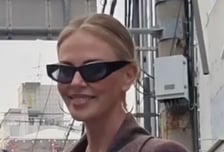 샤를리즈 테론, 홍대에서 딸과 함께 포착…사진 요청에 '활짝'