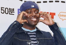 조나단, 유튜브 100만 구독자 달성..."귀인들이 스쳐갑니다"