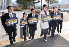 민주당 만난 내란 특검 "사법부 '계엄 가담 의혹' 사실관계 확인 중"