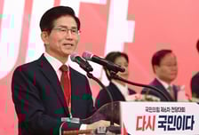 검찰, '예비 후보 신분에 명함 배포' 김문수 전 대선 후보 조사