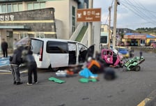 제주 우도서 60대가 몰던 승합차 돌진…3명 심정지·10명 중경상