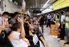 또 전장연 탑승 시위…4호선 혜화역 무정차 통과 종료