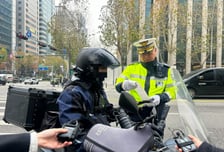 "배달 늦어서" 끼어들던 오토바이…한낮 강남서 이륜차·PM 집중 단속