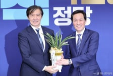 조국 "올해중 이재명 대통령 만나고 싶어"…우상호 "잘 전달하겠다"