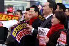 빨간 목도리 두른 장동혁 "아무 행동도 못 하는 게 부끄러운 것"