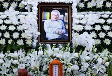 영원의 무대로… 꽃할배와 작별