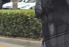 킥보드 한 대에 올라탄 중학생 3명...헬멧도 없이 '씽씽'