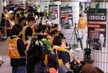 "여의나루역 무정차" 전장연 시위에 '헉'…직장인 또 운다