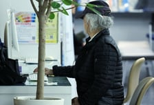"연금 월 66만원, 어떻게 살아요"...늙어도 못 쉬는 한국