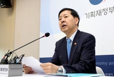"외환시장 안정화에 모든 정책 고려"…환율, 장중 1460원선 하회