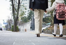 택시도 기본 4800원인데..."아이 등하원, 건당 3000원" 구인 글 '시끌'