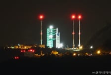 [속보] 누리호, 발사체 기립 장치 철수…우뚝 선 누리호