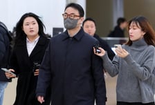 "물건 왜 숨겼나" 묵묵부답… 김건희 여사 오빠 부부, 특검 출석