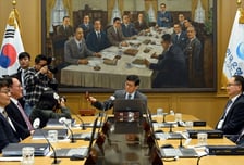 고환율·집값에 발묶인 한은…기준금리 4연속 '2.5%' 동결(종합)