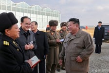 김정은, 한 달 여 만에 신의주온실종합농장 또 방문…"황금섬으로 전변"