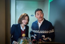 ‘윗집 사람들’, 39금 성담론을 귀가 터지게 듣는 107분