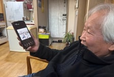 계엄날 백발 시민은 군인에게 말했다…"날 쏘고 넘어가라"