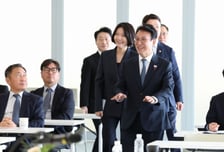 네이버 4% '뚝'… 업비트 해킹 사태 여파, 전날 상승분 반납