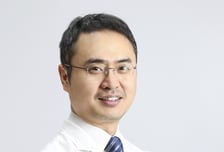 어깨 '담'인 줄 알았는데...옷 입다가도, 잠자다가도 "악!" 이 병 뭐길래